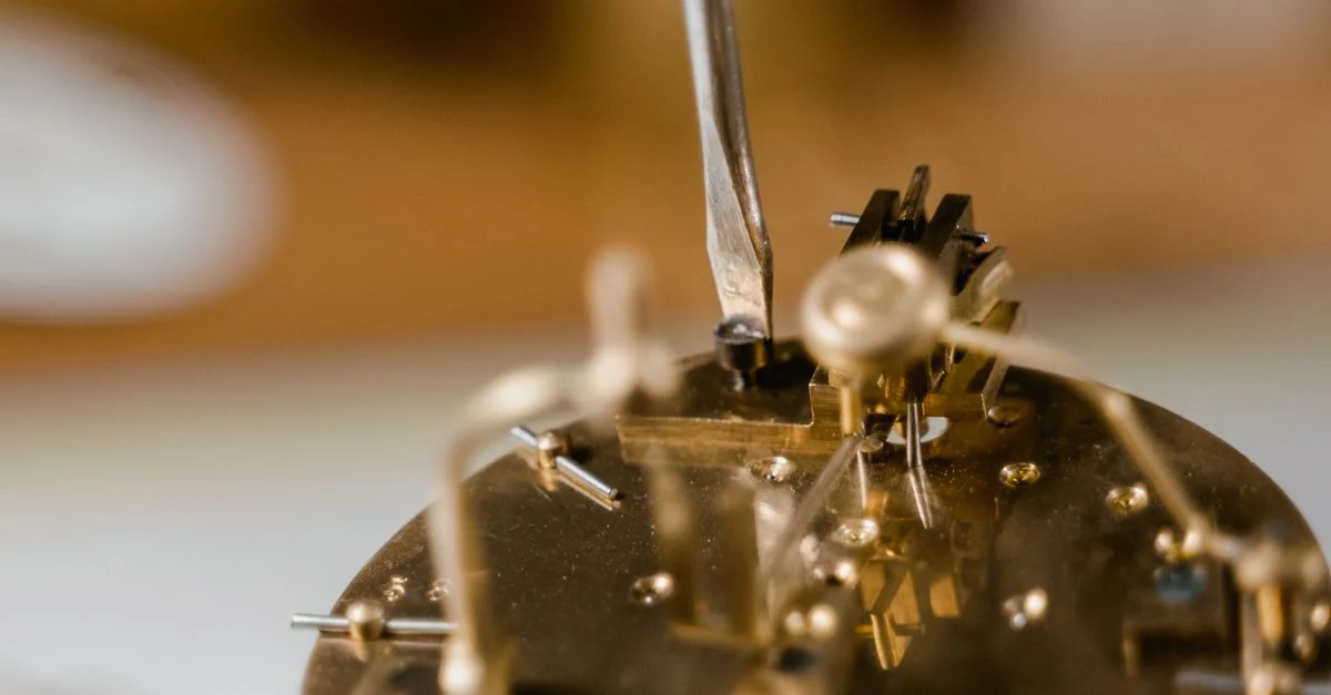 Gros plan sur un mécanisme d'horloge en cours de réparation, mettant en avant des outils de précision en action.