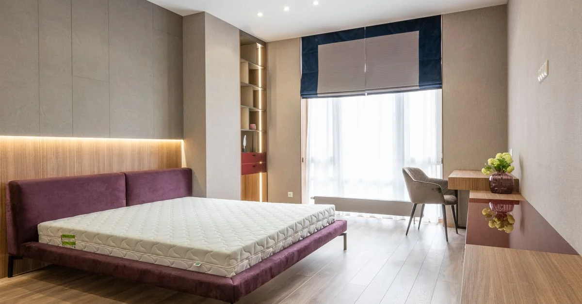 Chambre spacieuse et élégante présentant des meubles modernes raffinés et une abondante lumière naturelle.